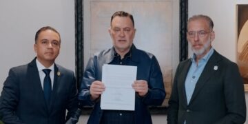 Firma Kuri decreto de protección del parque Los Alcanfores
