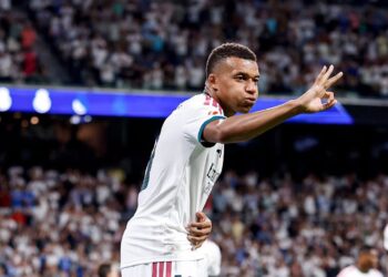 Hat trick de Mbappé para iluminar el estreno del Madrid en el Bernabéu