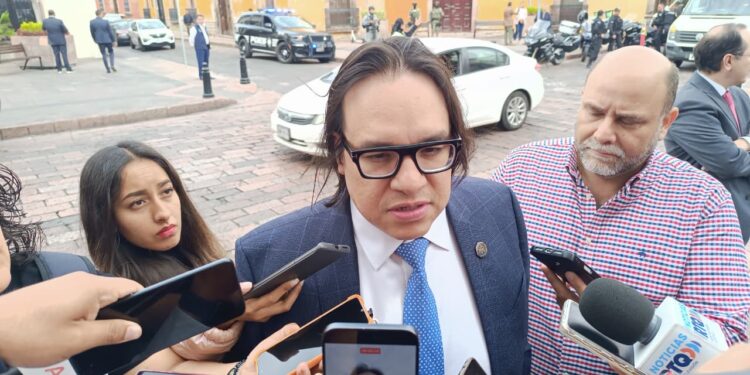 FGE Querétaro vincula a proceso a falso notario por fraude y ordena prisión preventiva