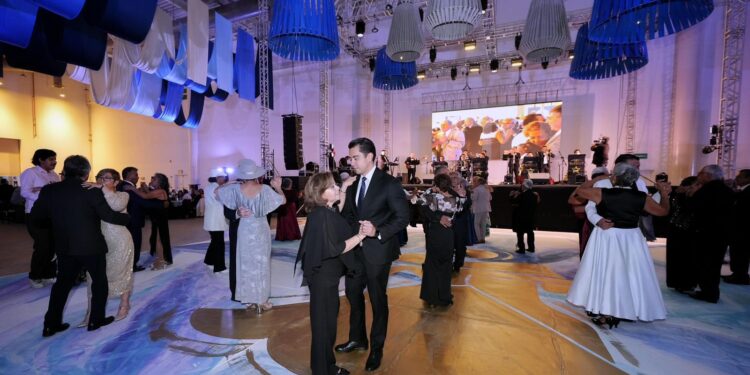 Felifer Macías acompaña el Tradicional Baile del Recuerdo para adultos mayores