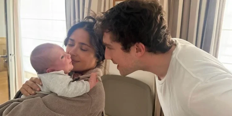 Se convierte Salma Hayek en abuela por primera vez