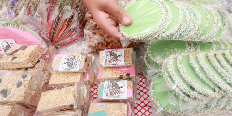 MEX881. CIUDAD DE MÉXICO (MÉXICO), 21/08/2026.- Fotografía que muestra alimentos de amaranto durante la inauguración de la Feria del Amaranto en el Monumento a la Revolución este viernes, en la Ciudad de México (México). EFE/ Mario Guzmán