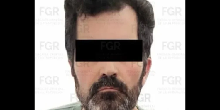 Llega a México el Contralmirante Fernando Farías y entra al penal del Altiplano