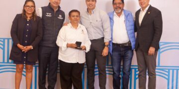 Entrega Felifer Macías 435 de estímulos y reconocimientos a servidores públicos