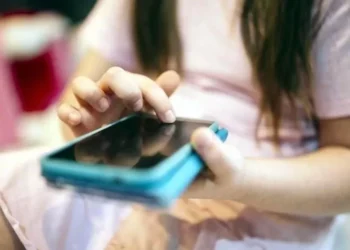 Sheinbaum a favor de restringir celulares en escuelas