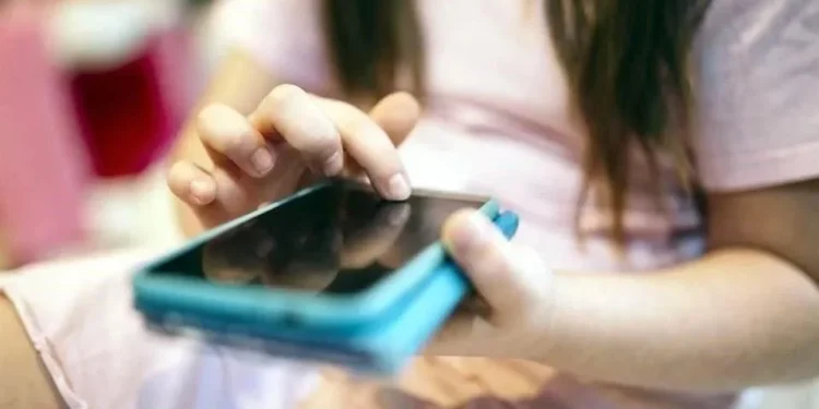 Claudia Sheinbaum busca prohibir el uso de celulares en las escuelas