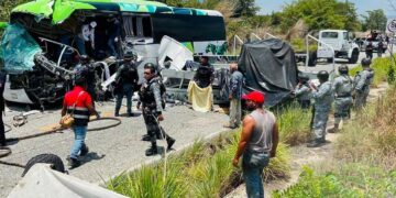 Choque entre vehículo de Guardia Nacional y autobús deja una mujer muerta y 15 heridos en Chiapas