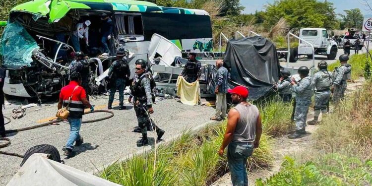 Choque entre vehículo de Guardia Nacional y autobús deja una mujer muerta y 15 heridos en Chiapas