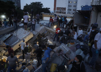 Sube a 132 el número de muertos tras terremoto en Colombia