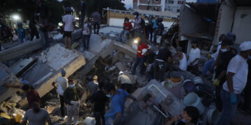 Sube a 132 el número de muertos tras terremoto en Colombia