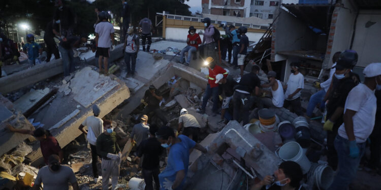 Sube a 132 el número de muertos tras terremoto en Colombia