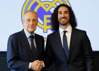 Es un honor vestir esta camiseta: Cucurella