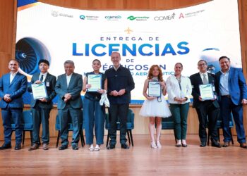 Egresados del Conalep Querétaro reciben licencias aeronáuticas