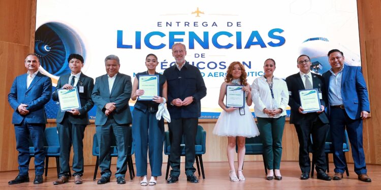 Egresados del Conalep Querétaro reciben licencias aeronáuticas