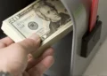 Cierra dólar su peor semana en seis meses