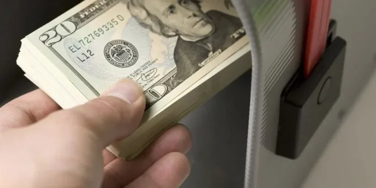 Cierra dólar su peor semana en seis meses