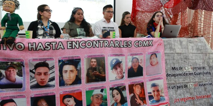 De izquierda a derecha, la encargada de la Oficina del Alto Comisionado de las Naciones Unidas para los Derechos Humanos (ONU-DH) Denisse González Núñez; la hermana buscadora Olímpia Montoya Juárez; el hermano buscador Eduardo Gabriel Ramírez Chaufon; y las investigadoras del Programa de Derechos Humanos de la Universidad Iberoamericana, Mariana Marchand y Andrea Horcasitas Martínez asisten a una rueda de prensa este jueves, en la Ciudad de México (México). EFE/ Mario Guzmán