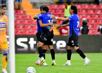 Gallos Blancos sorprenden a Tigres con agónico triunfo