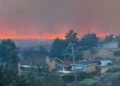 Obliga incendio a evacuar a 42 mil cerca de California