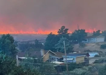Obliga incendio a evacuar a 42 mil cerca de California