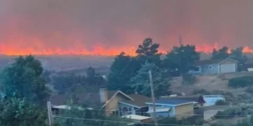 Obliga incendio a evacuar a 42 mil cerca de California