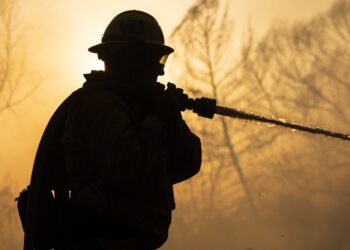 Empiezan a contener el incendio que ha forzado miles de desalojos en el oeste de EE.UU.