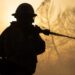 Empiezan a contener el incendio que ha forzado miles de desalojos en el oeste de EE.UU.