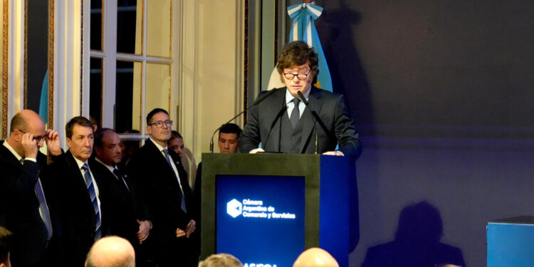 El mandatario profundizó su crítica al señalar las consecuencias que, a su juicio, genera la baja natalidad.