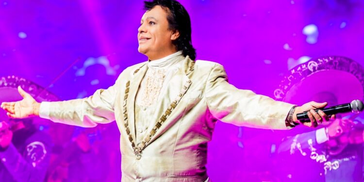El “Divo de Juárez” ha acumulado más de 100 millones de copias vendidas globalmente.
