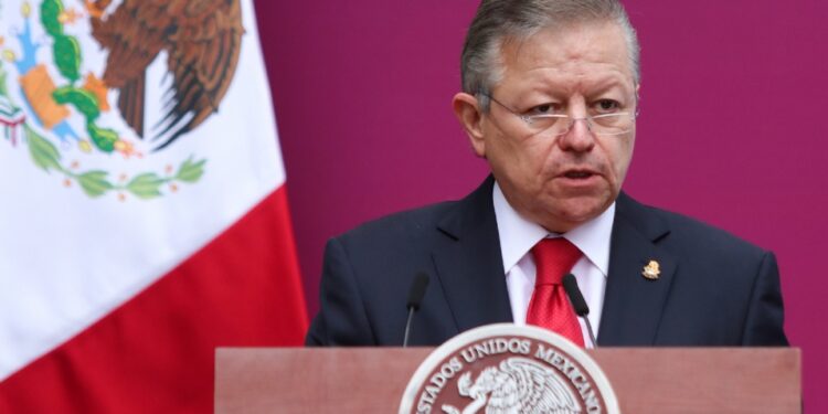 Sobre el caso de una persona que hubiera recibido sentencia, el ex Ministro dijo que habría que ver cada caso concreto.