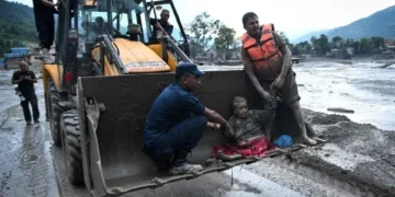 Se movilizan a contrarreloj tras inundaciones en Nepal