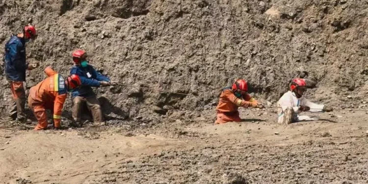 Cifra de muertos por el alud en Nepal y China sube a 682 víctimas