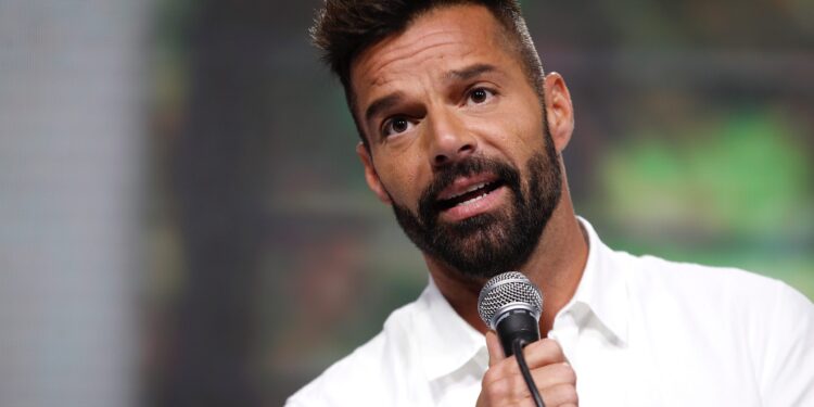 Ricky Martin encarna a Roby, un actor contratado para interpretar a Camilo en una película biográfica impulsada por la esposa del protagonista.