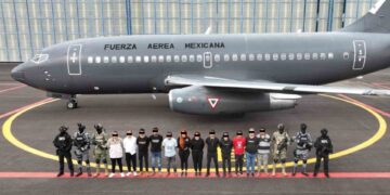 Trasladan a CDMX a nueve integrantes del CJNG detenidos en Michoacán