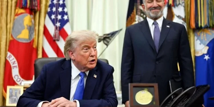 Firma Trump más decretos contra ciudadanía por nacimiento