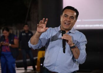 Luis Nava encabeza función de cine comunitario en San Juan del Río