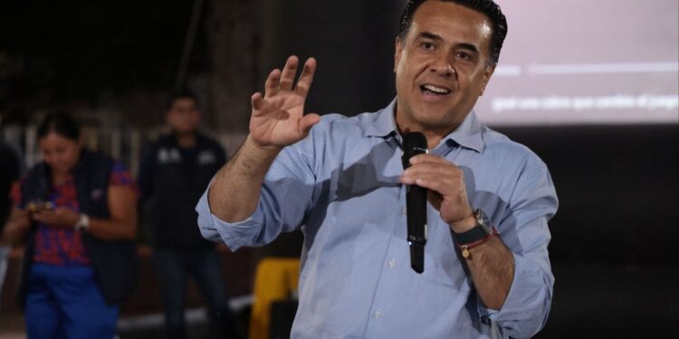Luis Nava encabeza función de cine comunitario en San Juan del Río