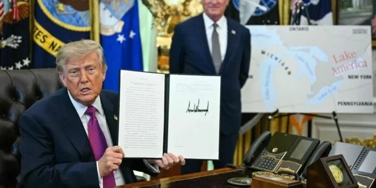El presidente Donald Trump firmó una orden ejecutiva para renombrar el Lago Ontario como "Lago América" en territorio estadounidense