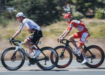 Pogačar dice adiós a La Vuelta tras una dura caída en la etapa 8