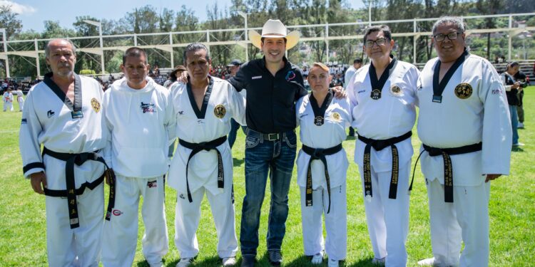 Cinco mil 500 deportistas, estudiantes y ciudadanos fueron beneficiados con equipamiento, uniformes y apoyos para eventos y competencias.