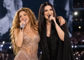 Shakira sorprende a fans al cantar con Laura Pausini en Madrid