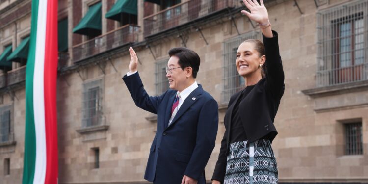Como parte de la ceremonia oficial de bienvenida en el Patio de Honor de Palacio Nacional, se entonaron los himnos nacionales de México y Corea.