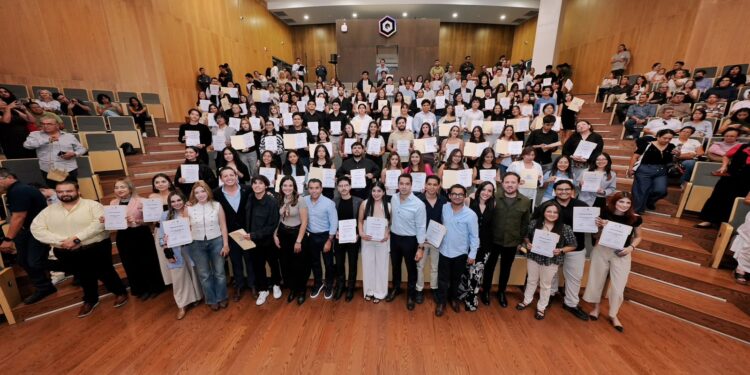 El alcalde destacó que estas experiencias buscan ampliar la perspectiva de las y los jóvenes, para que conozcan otras realidades, aprendan de ellas y lleven a Querétaro nuevos conocimientos y experiencias.