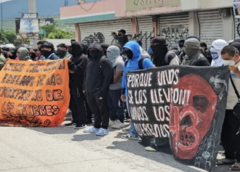 Normalistas bloquean Autopista del Sol para exigir justicia por los 43
