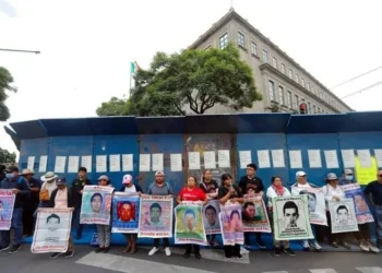 Protestan en Corte por los 43; los recibe Ministro Aguilar