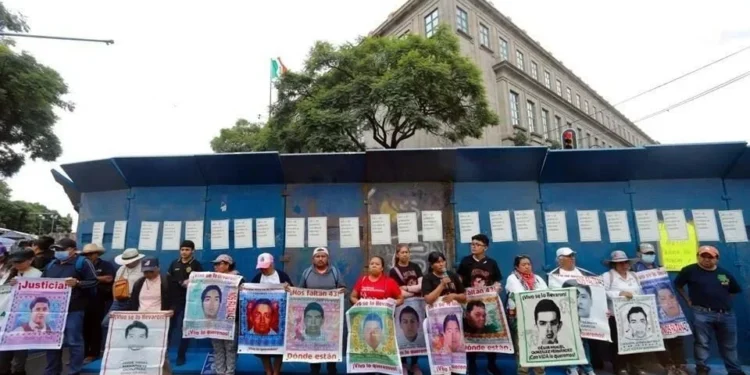 Padres de Ayotzinapa protestan en la SCJN a 12 años de la desaparición de los 43 normalistas