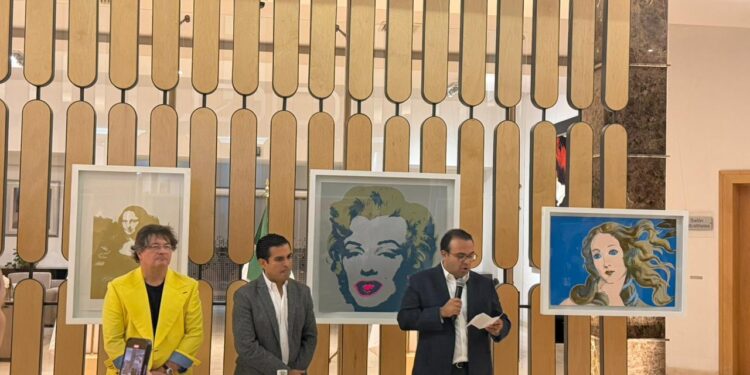 La exposición presenta una especie de recorrido por la obra del artista y por su exploración de conceptos como la fama, la cultura popular y la reproducción de imágenes.