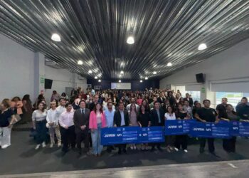 Entrega Felifer premios a la juventud capitalina