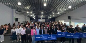 Entrega Felifer premios a la juventud capitalina