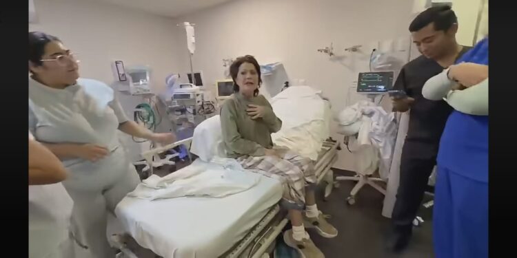 La cantante Alejandra Guzmán tuvo que interrumpir su presentación luego de sufrir el percance durante los primeros minutos de su concierto.
